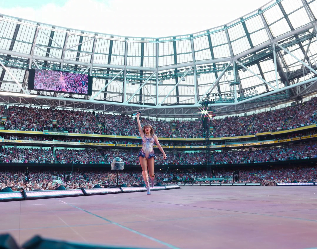 Taylor Swift performing for the crowd of Dublin 