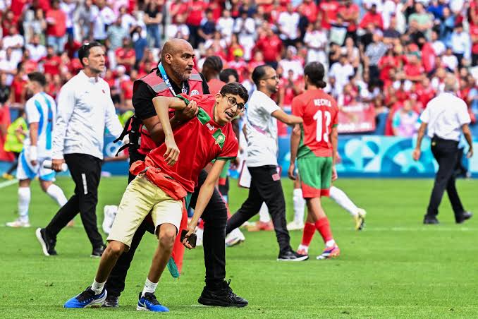 Fans stormed the field during the match | Source: Sporting News