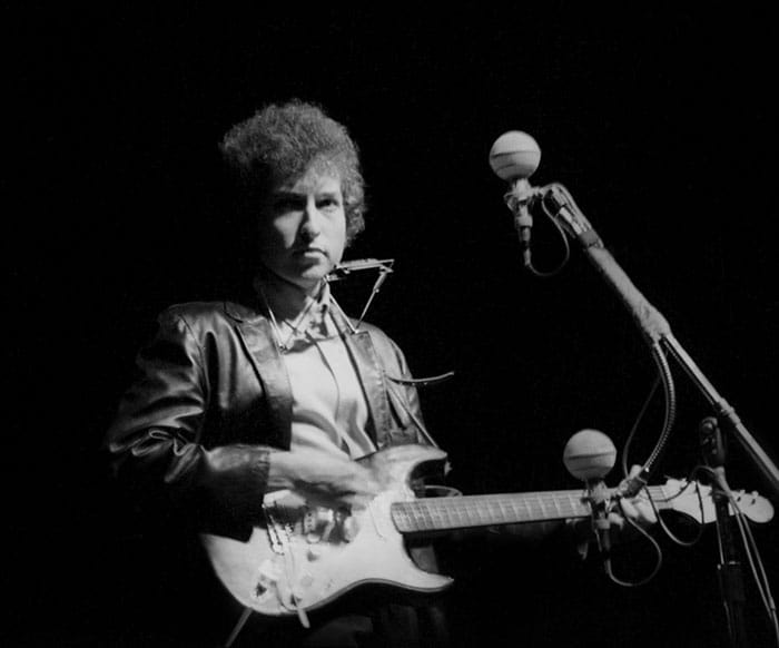 Bob Dylan with Electric Guitar | Source: Bored Panda