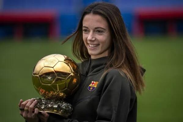 Aitana Bonmati with her Ballon d'Or